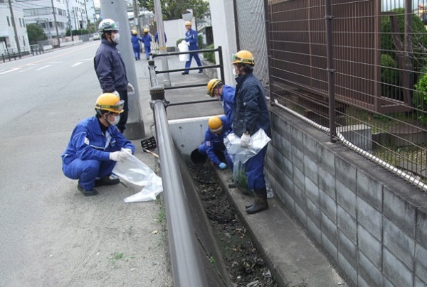 尼崎工場周辺の清掃