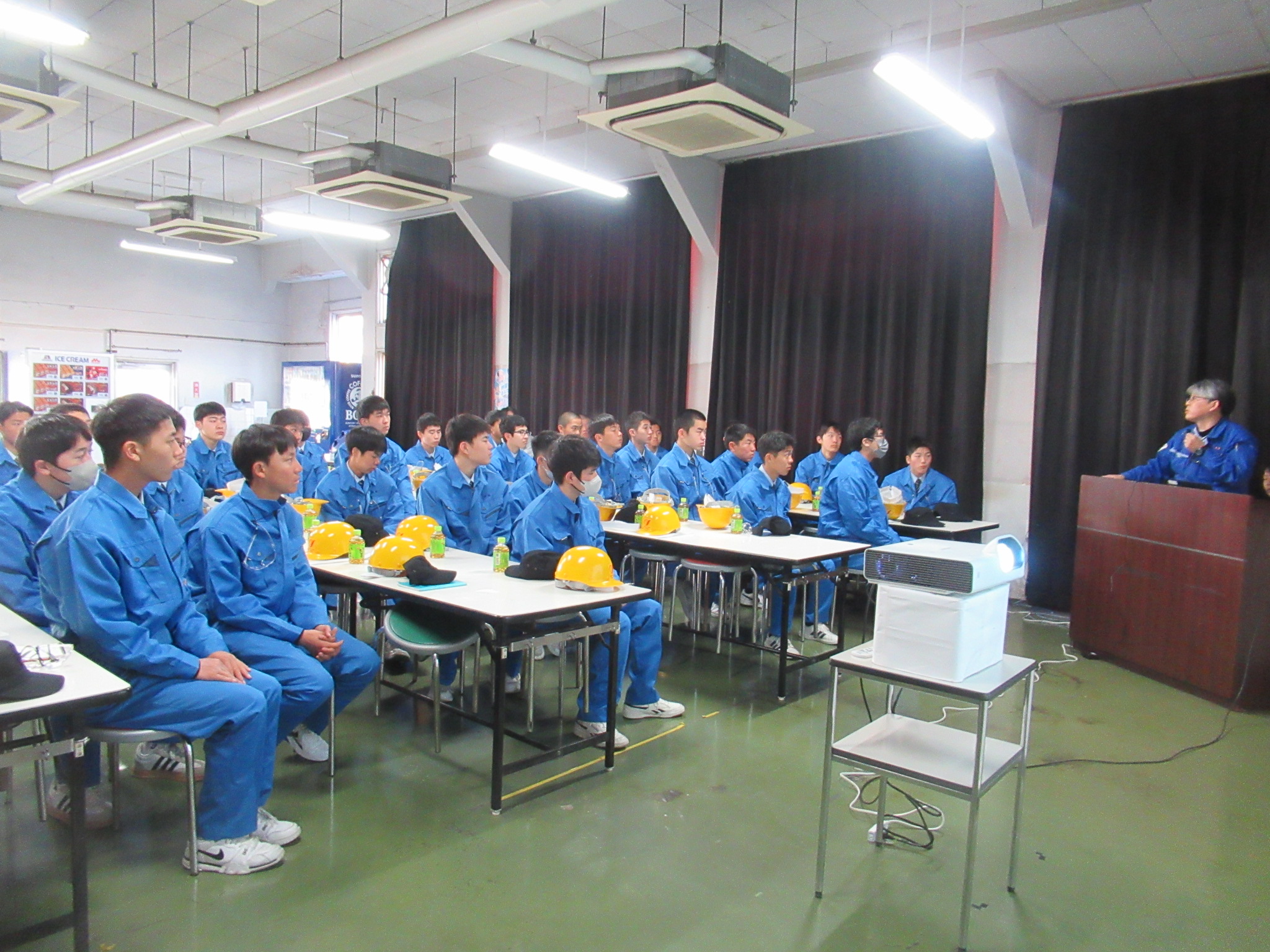 近隣高校の学生向け工場見学会（松山工場）